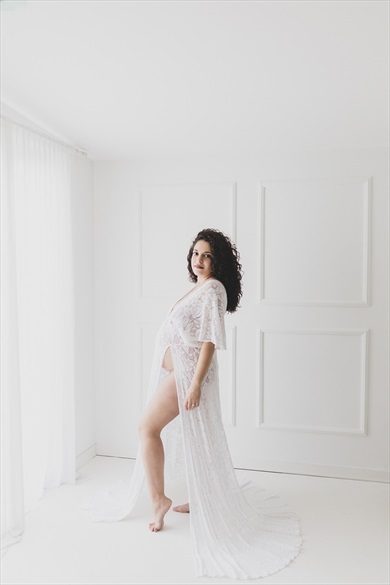 servizio gravidanza sfondo bianco abito pizzo bianco
