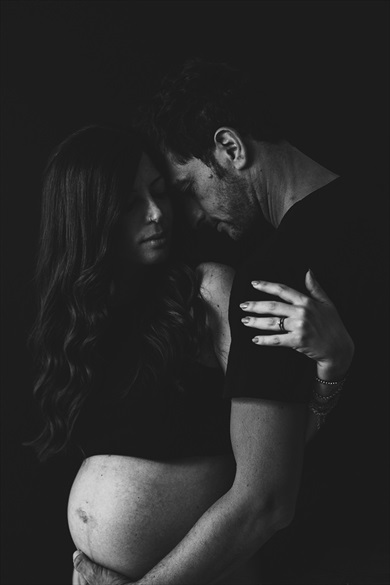 foto gravidanza coppia sfondo nero